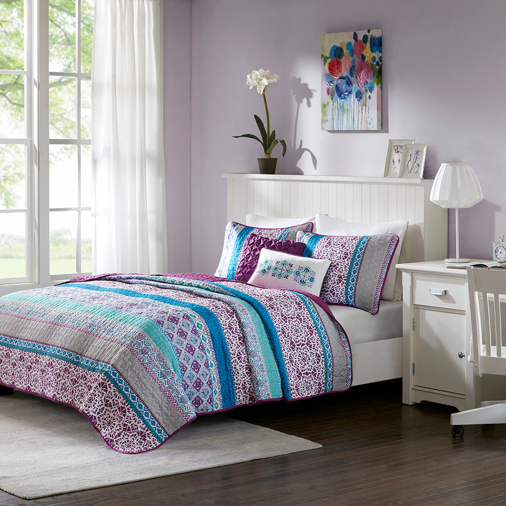 Full/Queen Reversible Quilt Set with Throw Pillows