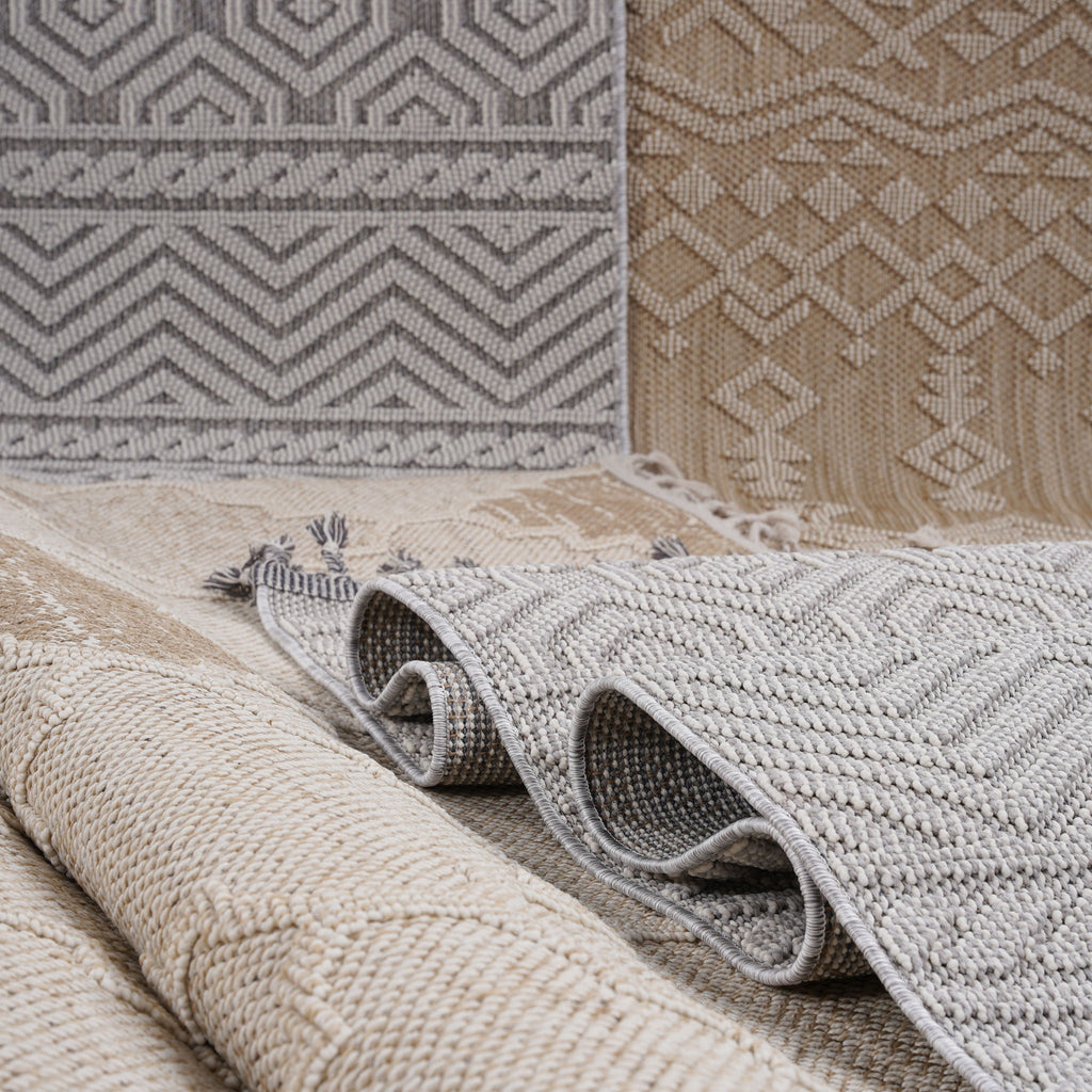 Guros - 4' X 6' Medallion Indoor / Outdoor Area Rug - Gray / White